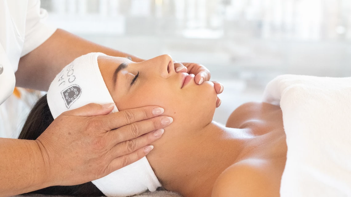 Frau in kosmetischer Behandlung